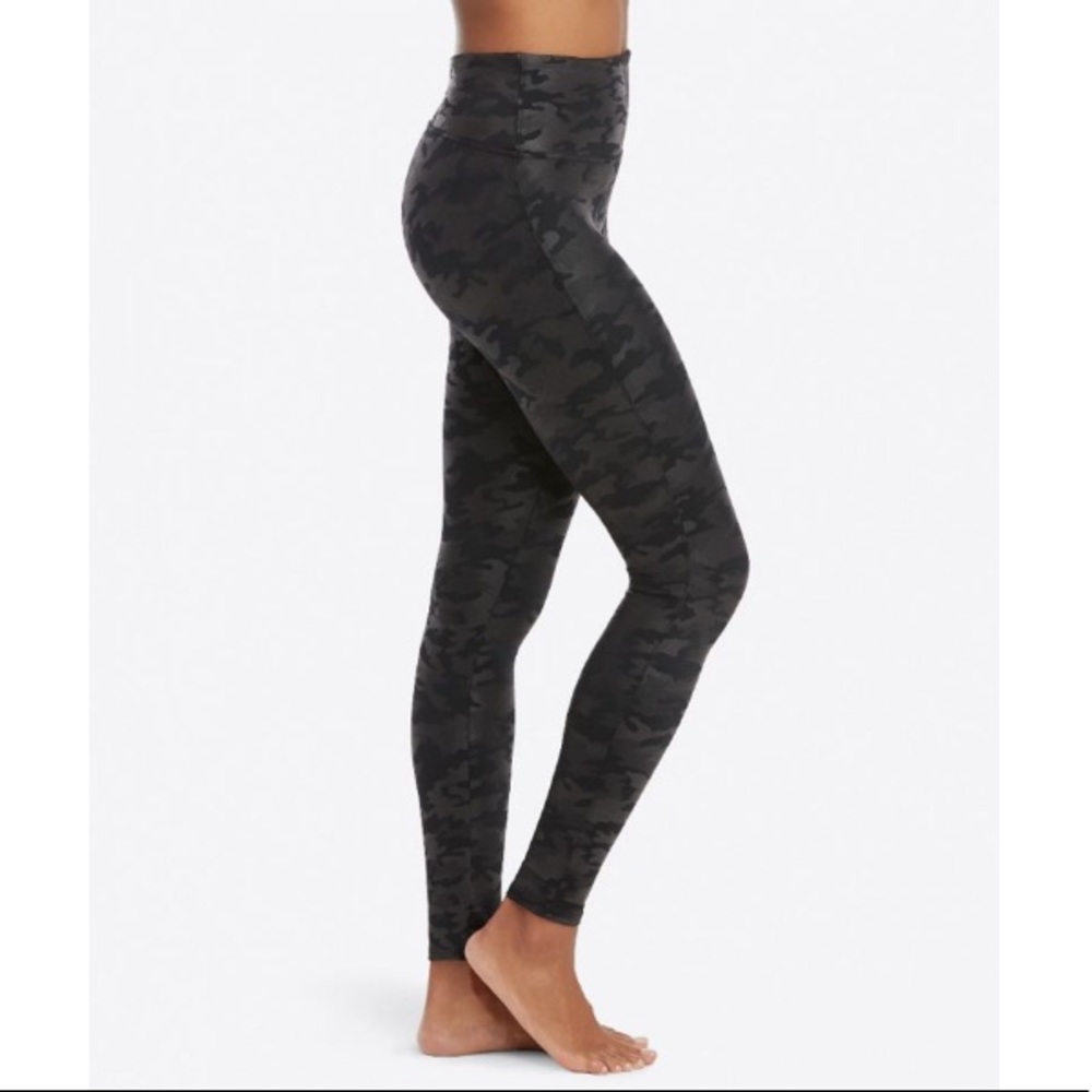 SPANX FAUX LEATHER CAMO LEGGINGS SIZE XS